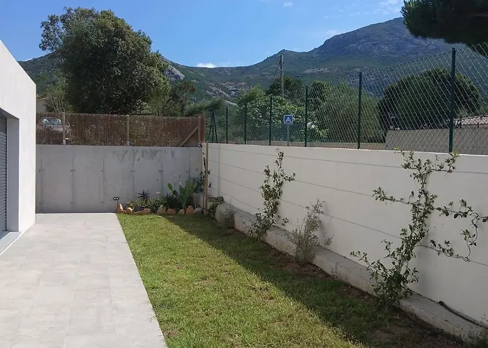 Charmante Maison Neuve Proche Et Commerces カルヴィ