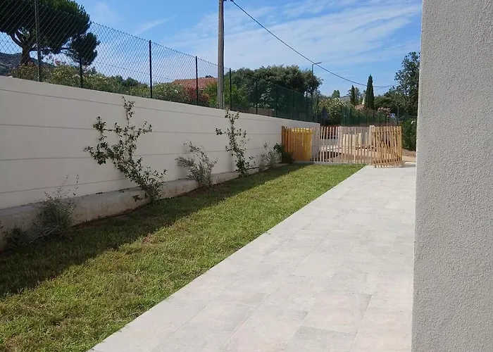 Charmante Maison Neuve Proche Et Commerces * カルヴィ